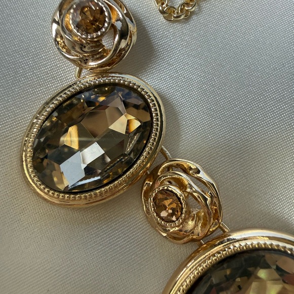 Gold toned Monet necklace 17 inches with topaz gems - Picture 3 of 8